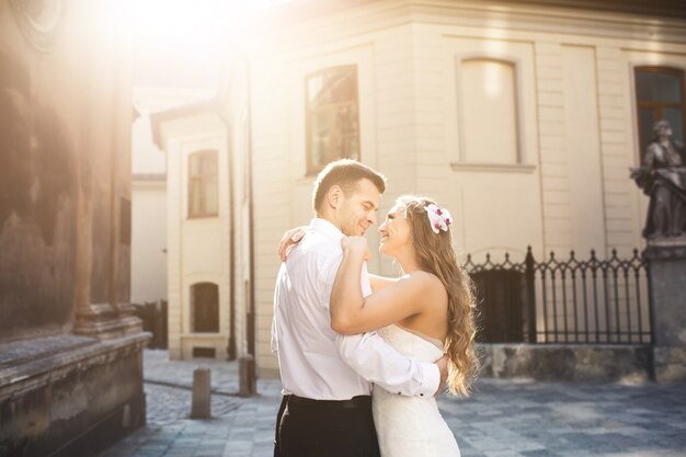 Novio apunto de besar a su novia al atardecer