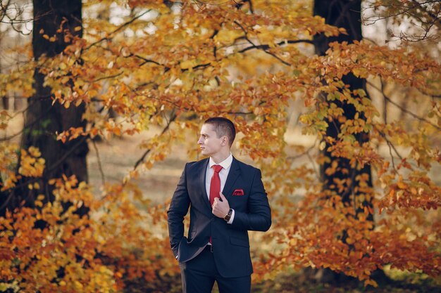 Novio con árbol de fondo