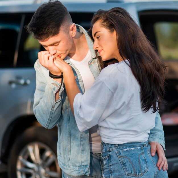 Novio besando la mano de su novia