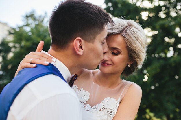 Novio besando la nariz de la novia