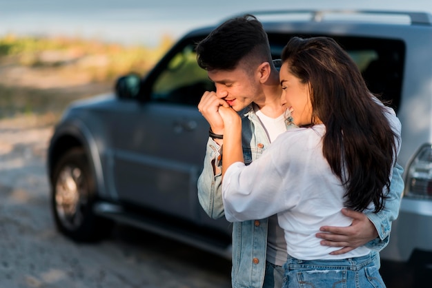 Novio besando a su novia mano tiro medio