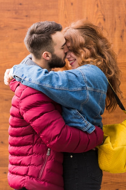 Novio besándose feliz novia plano medio