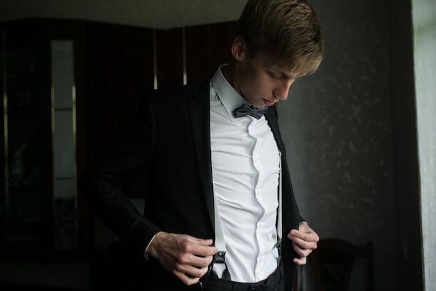 Novio elegante en traje