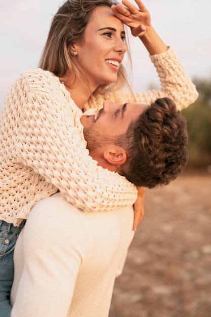 Novio encantador que mira a su novia