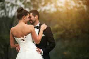 Foto gratuita novio feliz con las manos en la cintura de la novia
