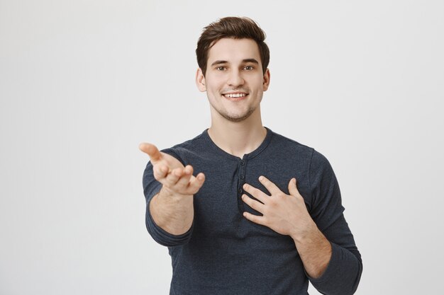 Novio guapo romántico confesando amor, señalando