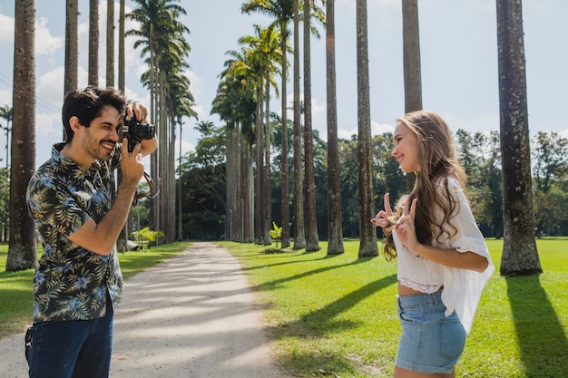 Novio haciendo foto de novia