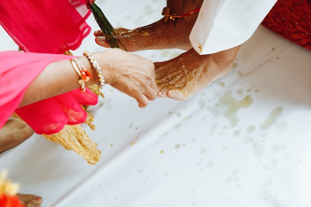 Novio indio ceremonia de la pierna de boda con especias