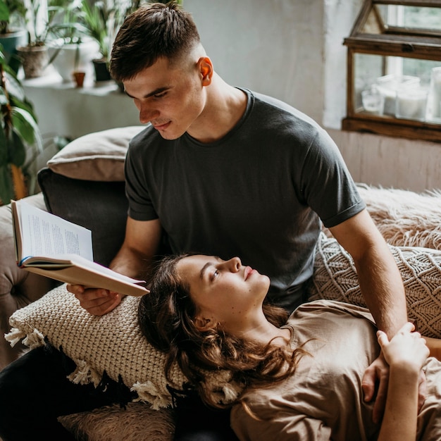 Novio leyendo una historia de amor para su novia