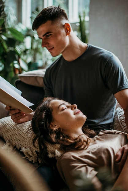 Foto gratuita novio leyendo una historia de amor para su novia