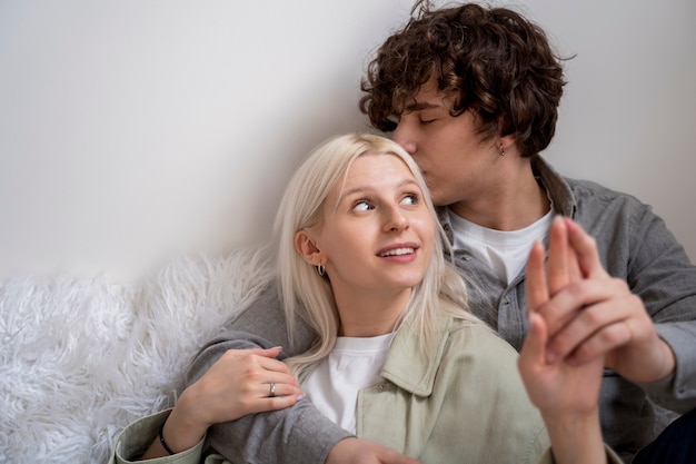 Novio y mujer sonriente de tiro medio