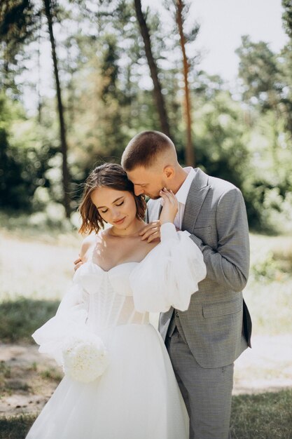 Novio y novia en el día de su boda en el bosque