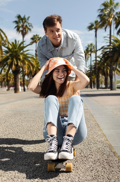 Novio y novia divirtiéndose al aire libre