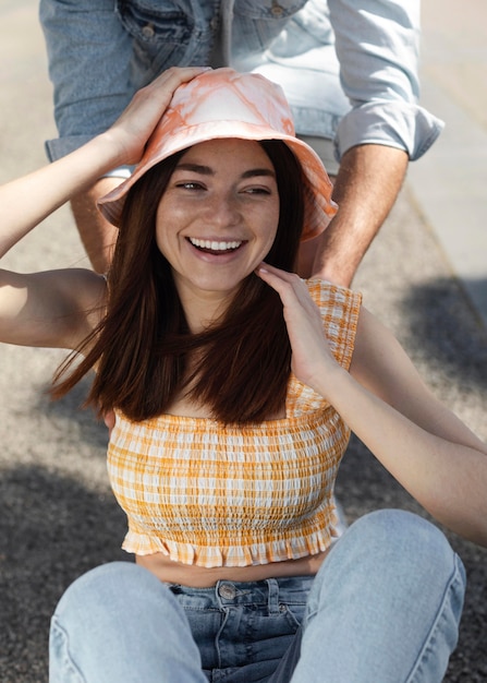 Foto gratuita novio y novia divirtiéndose al aire libre