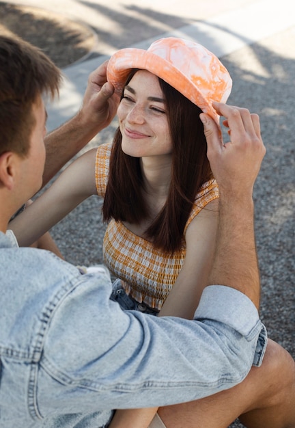 Novio y novia divirtiéndose al aire libre