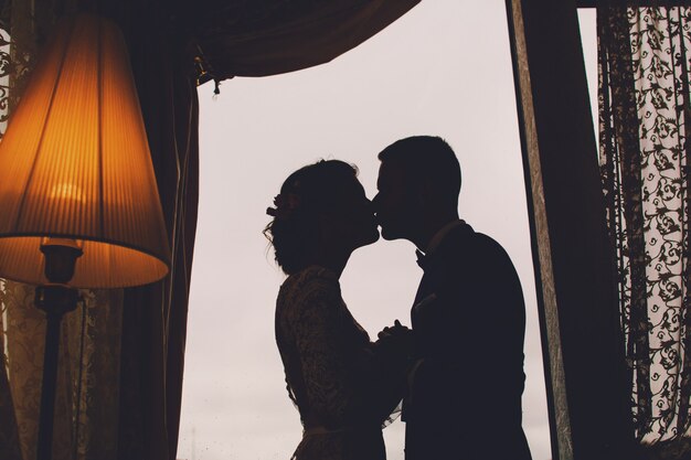 novio y novia en un hotel