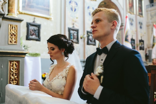 Foto gratuita novio y novia en la iglesia