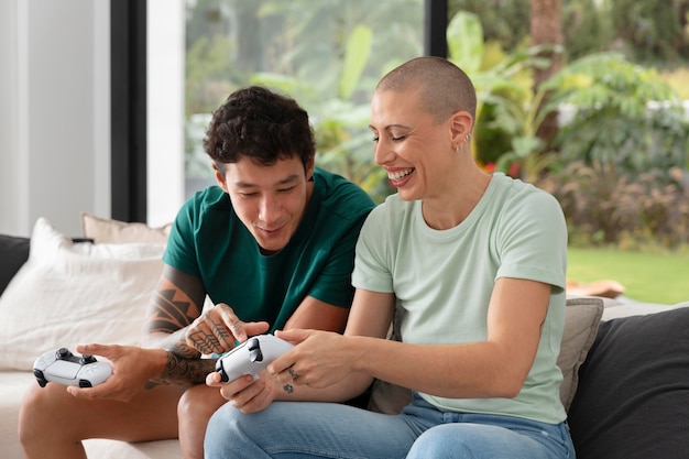 Novio y novia jugando videojuegos juntos en casa