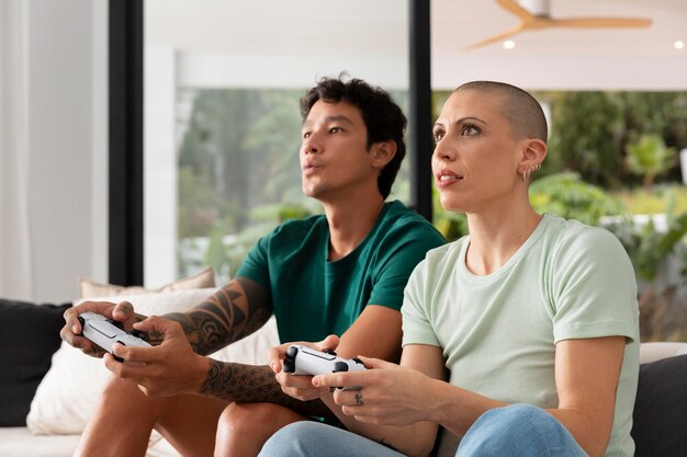 Novio y novia jugando videojuegos juntos en casa