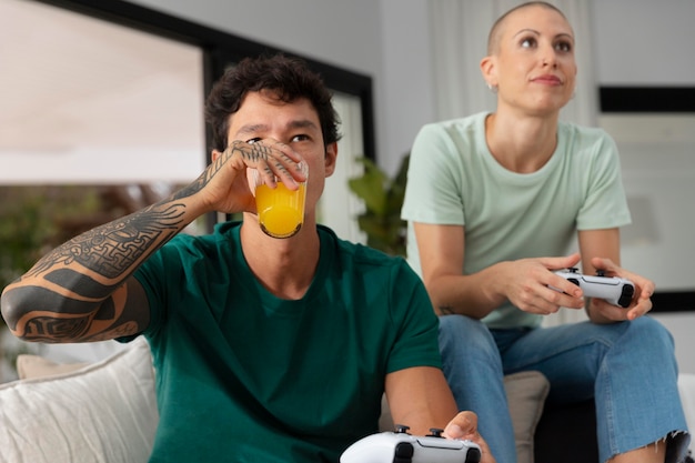 Novio y novia jugando videojuegos juntos en casa