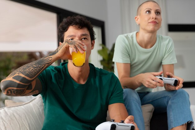 Novio y novia jugando videojuegos juntos en casa