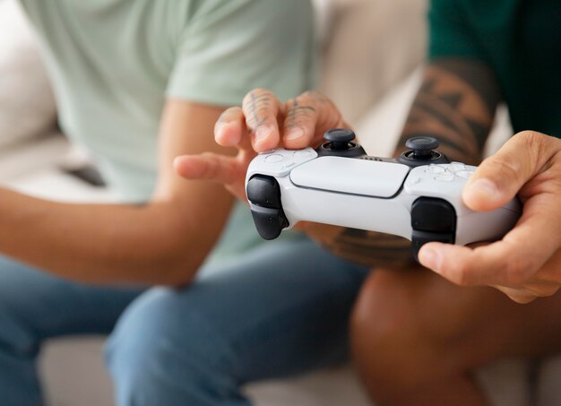 Novio y novia jugando videojuegos juntos en casa