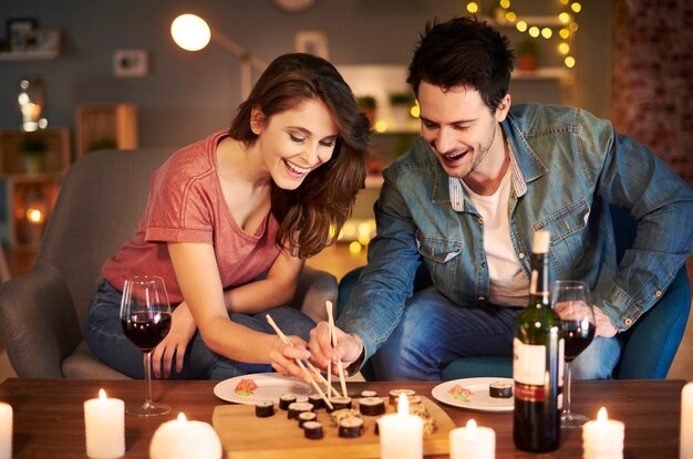 Novio y novia probando comida asiática