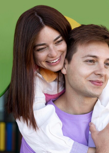 Novio y novia siendo cariñoso al aire libre