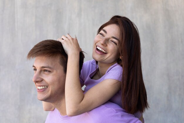 Novio y novia siendo cariñoso al aire libre