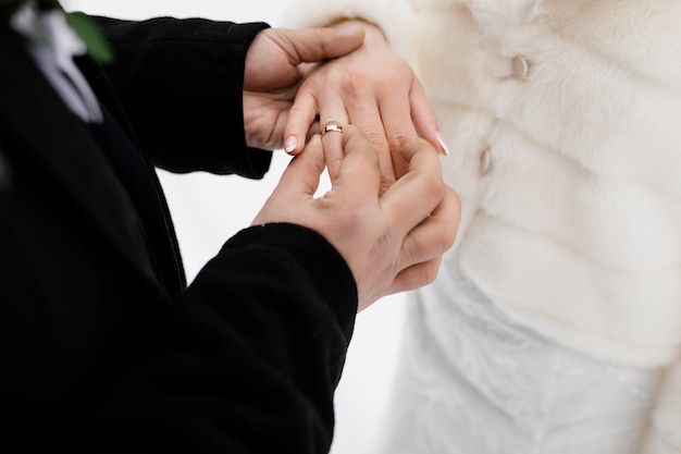 El novio le pone el anillo de bodas a su futura esposa al aire libre