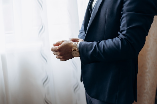 Foto gratuita novio preparándose antes de la ceremonia de boda