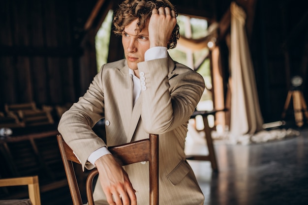 Novio preparándose para su boda