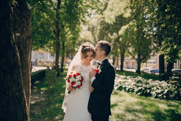 Novio romántico besando a la novia