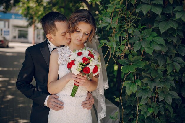 Novio romántico con las manos en la cintura de la novia