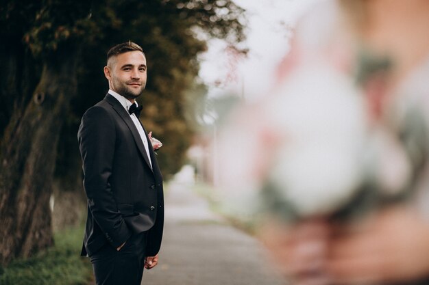 Novio en una sesión de fotos de boda