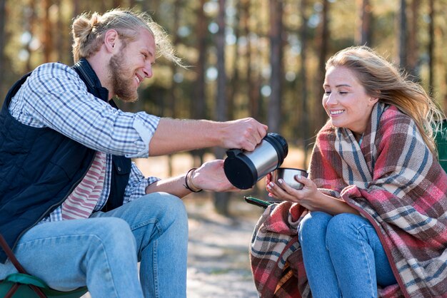 Novio sirviendo café a su novia