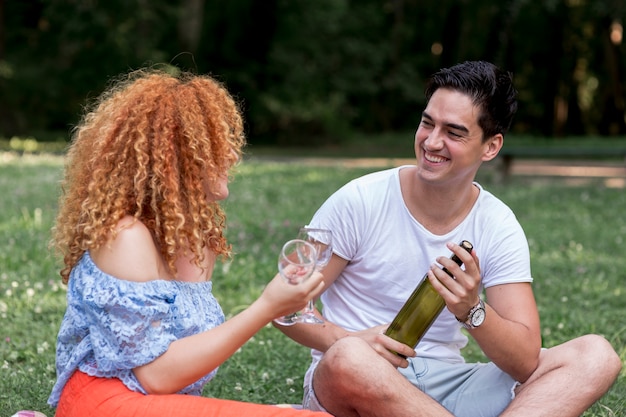 Foto gratuita novio sonriente mirando a su novia