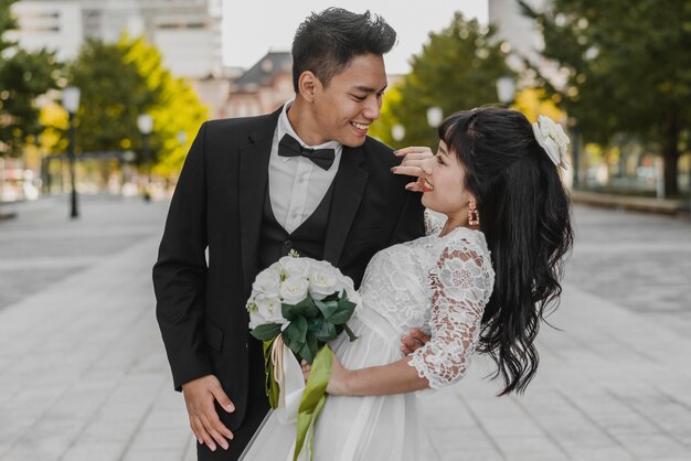 Novio sosteniendo a la novia por la espalda en una pose romántica