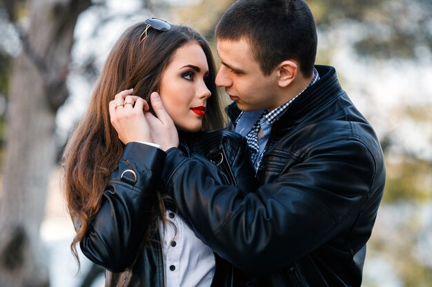 Novio tocando la mejilla de su pareja