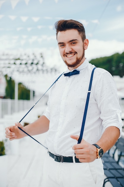 Novio vestido con una camisa blanca.