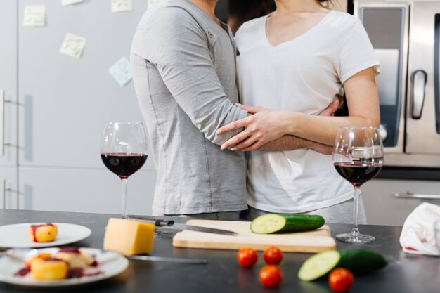 Novios en abrazo