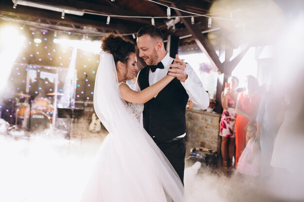 Novios bailando su primer baile