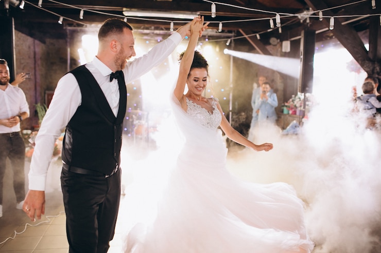 Foto gratuito novios bailando su primer baile
