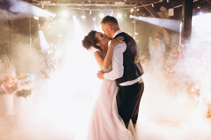 Foto gratuito novios bailando su primer baile