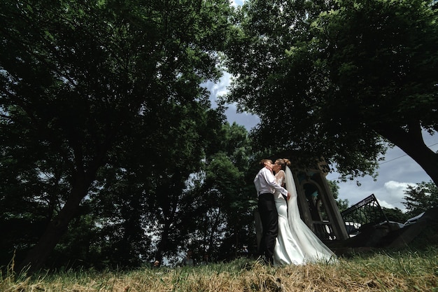 Novios en el bosque