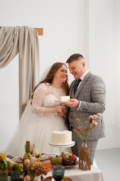 Los novios cortando la tarta en su boda