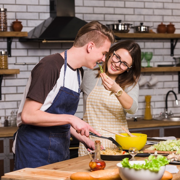 Foto gratuita novios degustación de comida