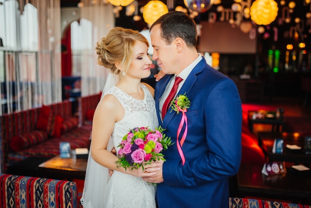 Novios, feliz recién casado mujer y hombre abrazando. Romántico w