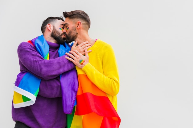 Novios homosexuales besándose y abrazándose