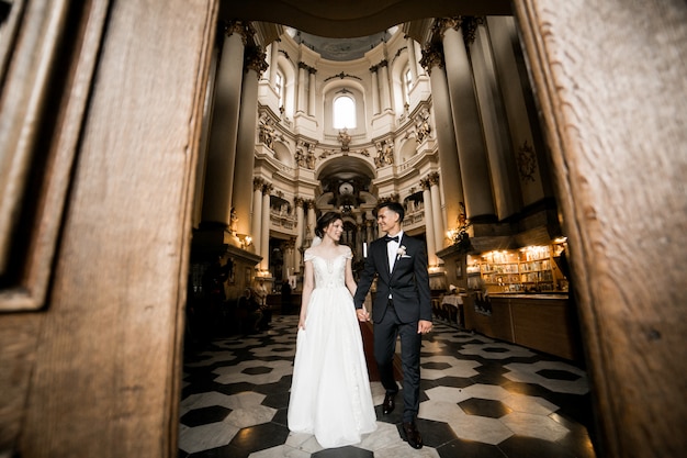 Novios en la iglesia